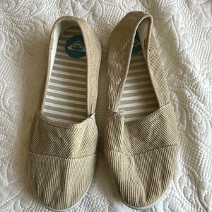 Flash sale! $5 Size 10 Roxy Pier corduroy slip on shoes.